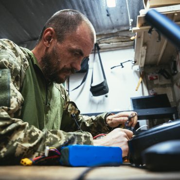Військовослужбовець ремонтує дрон