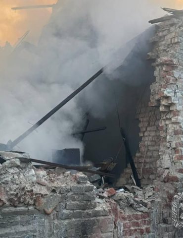 зруйнована будівля після обстрілу