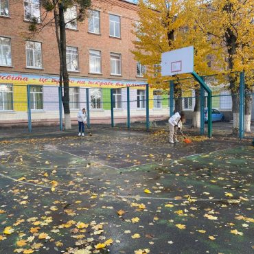 Приміщення ліцею з цегли