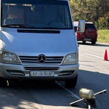 бус, який атакував дрон на трасі