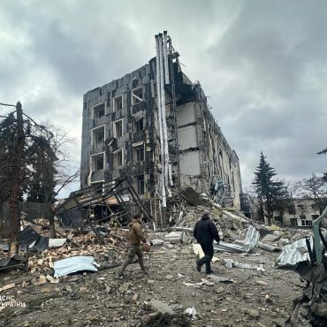 Руїни будівлі в Ізюмі