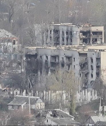 Окуповані Олешки на Херсонщині опинилися на межі гуманітарної катастрофи. За словами волонтера громадської організації Humanity Стефана Воронцова, у місті може залишатися понад тисячу людей; серед них — літні, маломобільні й діти. З весни 2026 року до міста не надходять продукти й ліки, а виїзд ускладнено замінованими дорогами та контролем російських дронів. У подкасті говорили про те, що відбувається в Олешках, чому люди не можуть виїхати, як волонтери намагаються допомогти жителям окупованого міста й чому міжнародні звернення поки не дають результату. А також — про можливості евакуації з інших населених пунктів тимчасово окупованого лівобережжя Херсонщини.