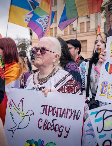 літня пані в вишиванці тримає плакат "підтримую свободу"
